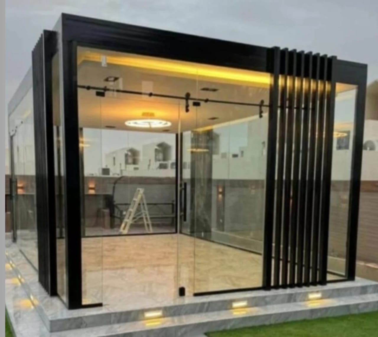 ملحق زجاجي خارجي